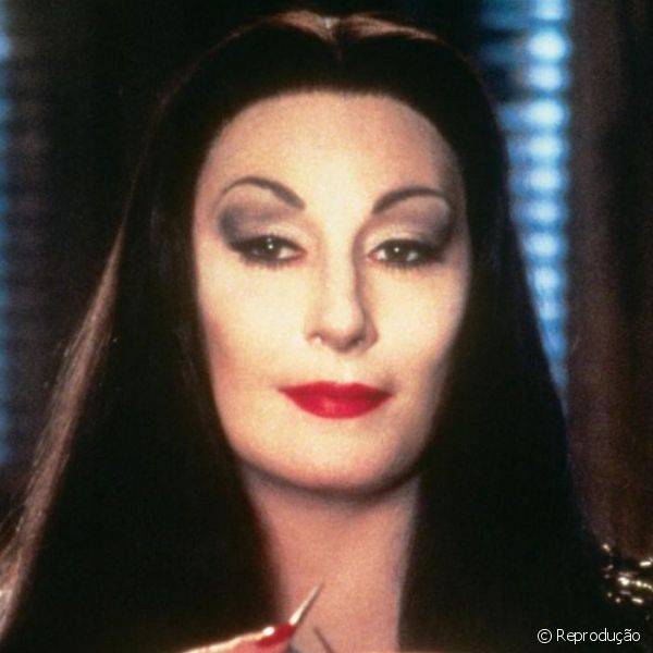 A Família Addams, 1991 - Personagem mais vaidosa do filme, a sombria Morticia tinha pele impecável, olhos em preto e, claro, o batom vermelho como marcas características.